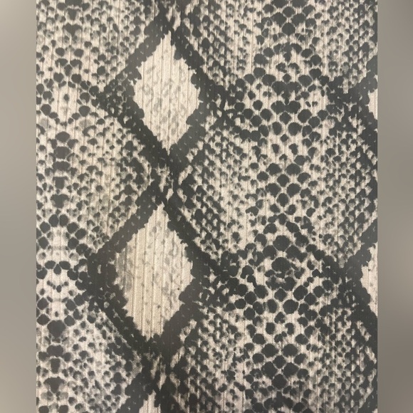 NWOT Caution to the Wind Animal Print black tan short sleeved top size Small - Picture 2 of 5